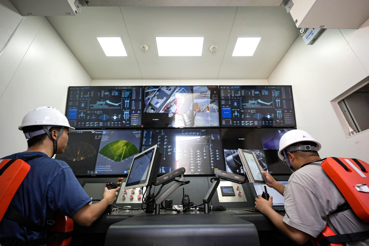 Pilots at the SeAlien surface control unit